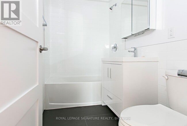 Building Photo - 1545 Bathurst St