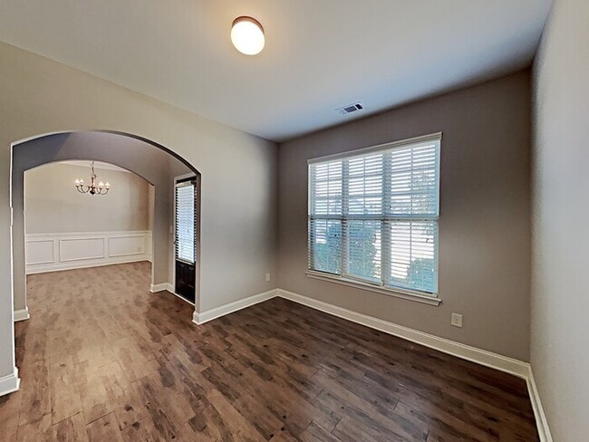 Building Photo - 1256 St James Pl