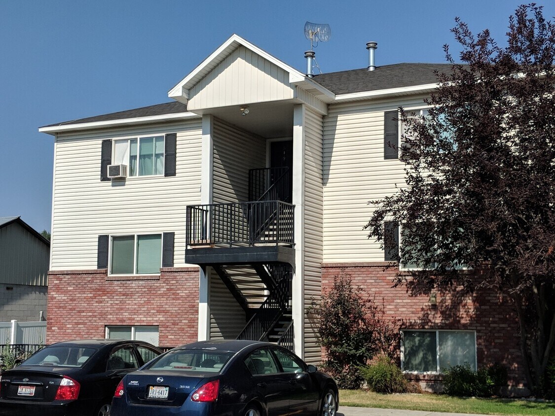 Primary Photo - Super cute 2 bed, 1 bath apartment found i...