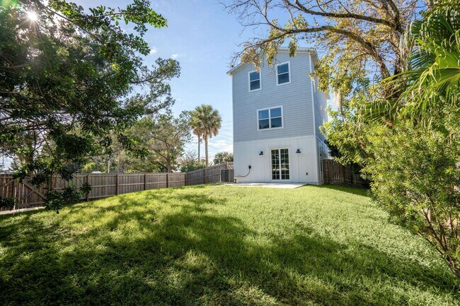 Building Photo - 524 Arricola Ave