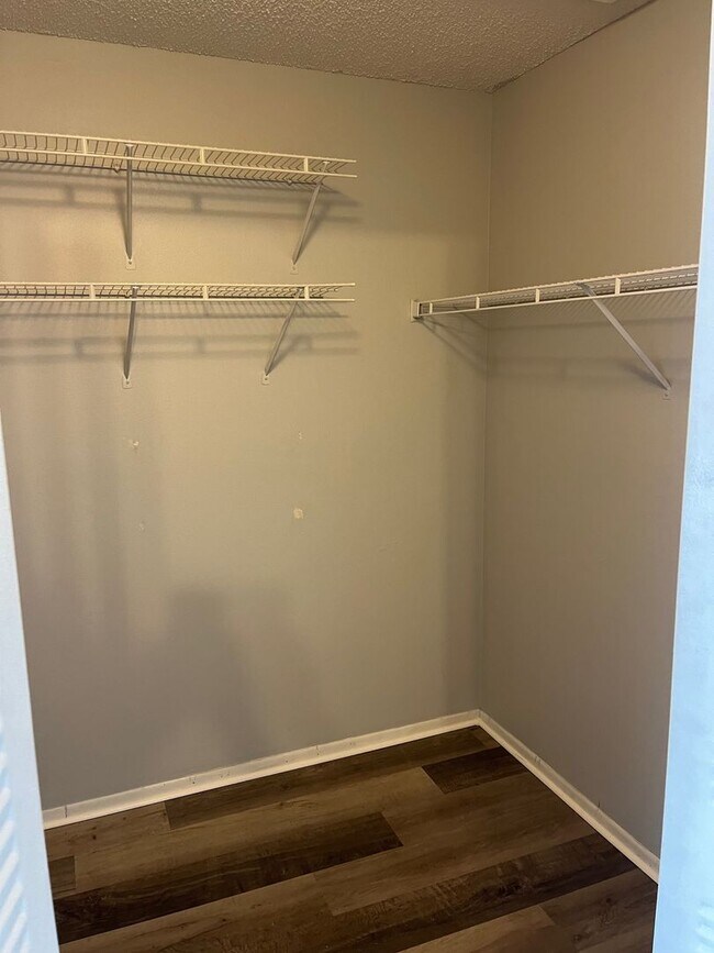 Foto del edificio - GORGEOUS 2BR/2BA Recently Remodeled Apartm...