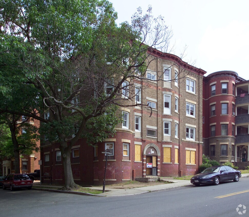 Worthington Arms Apartments in Springfield, MA