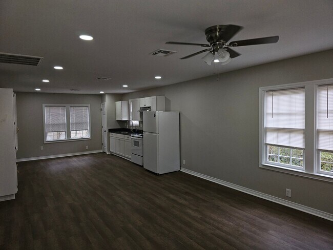 Building Photo - Available Now! RENT SPECIAL!
