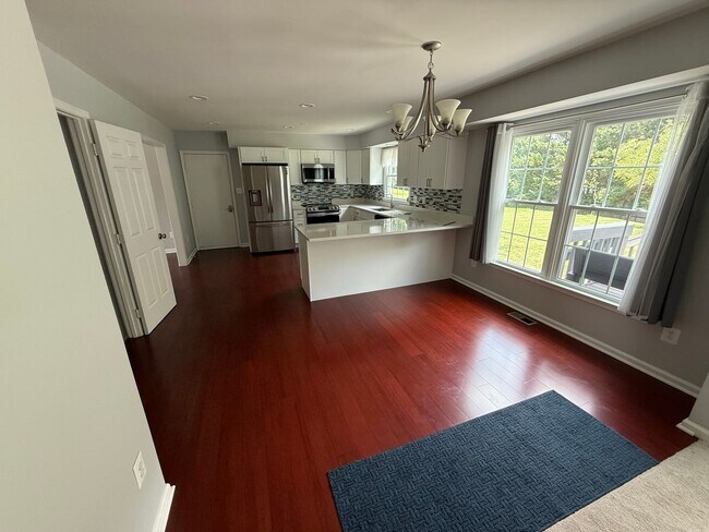 Foto del edificio - Gorgeous 5 Bed 3.5 Bath Single Family Home...