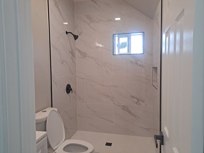 Foto del edificio - upstairs studio lots of natural lite