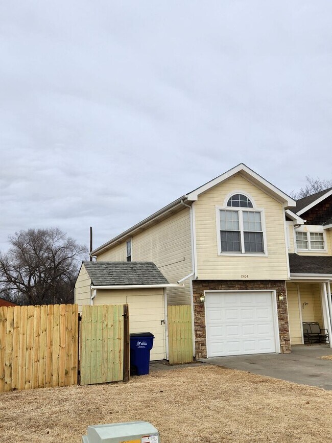 Foto del edificio - Large 3 Bedroom Duplex with Big Fenced in ...