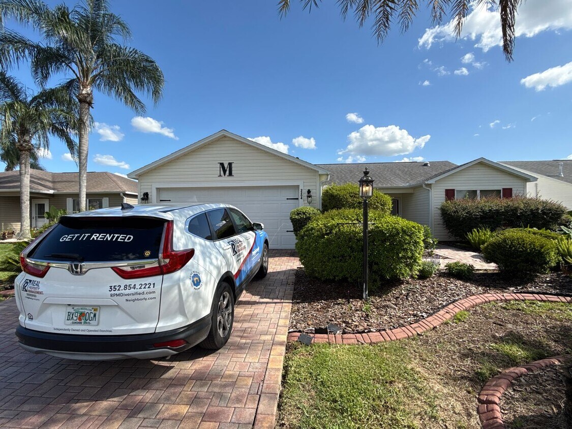 Foto principal - 55+ Community Living! Amazing Location!!! ...