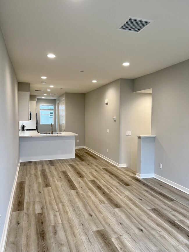 Building Photo - 7 Sanctuary Ln