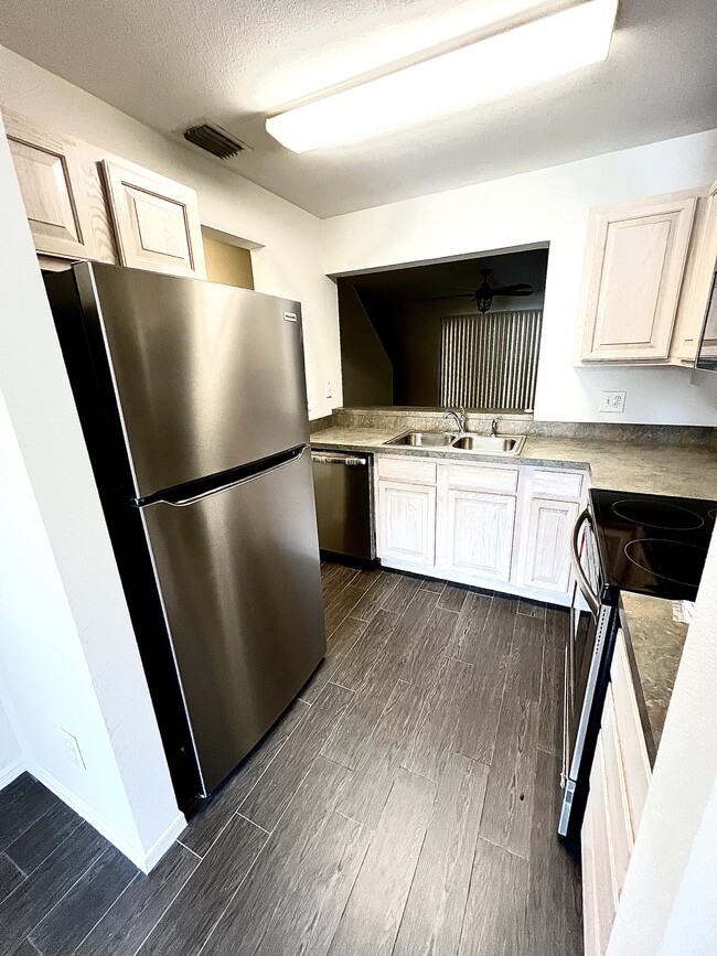 Kitchen with new appliances 2022 - 1476 Highland Ridge Cir