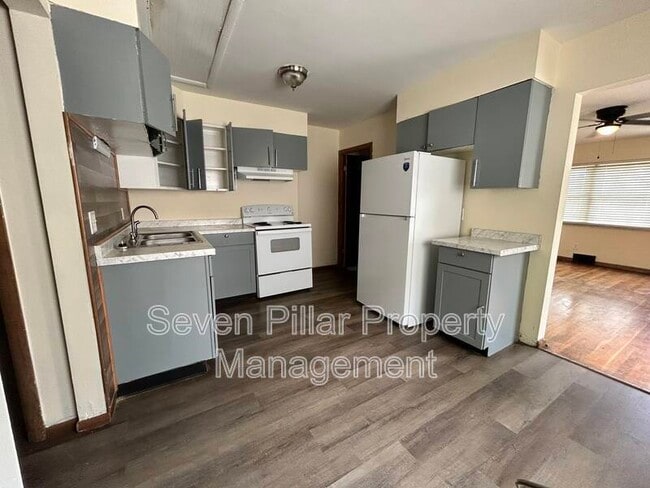 Building Photo - 323 S Napoleon Ave