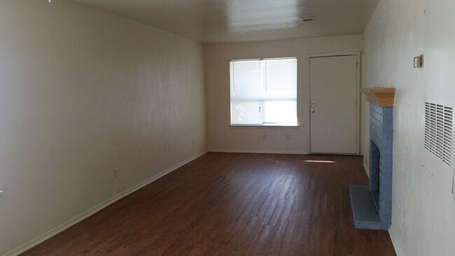 Building Photo - 2512 Long Dr
