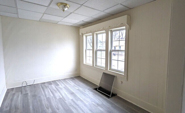 Building Photo - Nice updated house on quiet street 763 Leo...