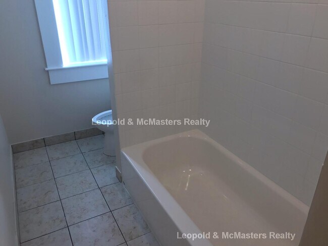 Building Photo - 20 Short St