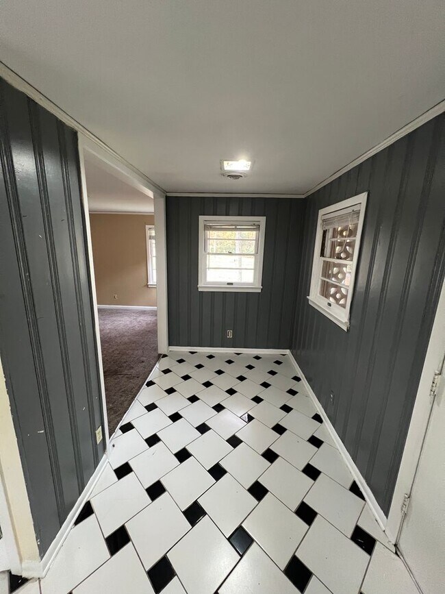 Building Photo - Large 3/bed, 2/bath with 2 living areas!!