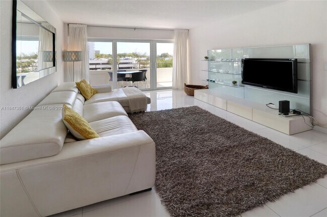 Foto del edificio - 220 Kings Point Dr