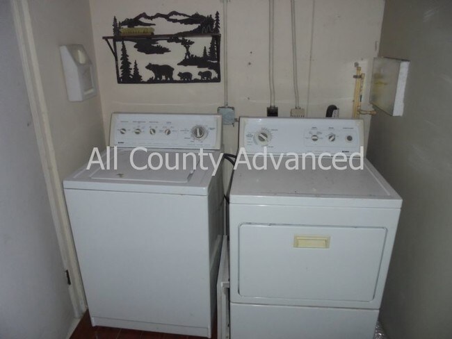 Building Photo - 400 Orangewood Dr