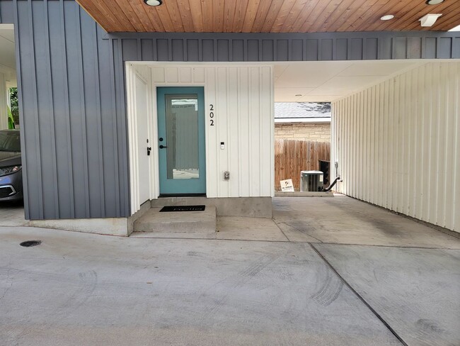 Building Photo - Modern 1/BR 1/BA with Tall Ceilings, Natur...