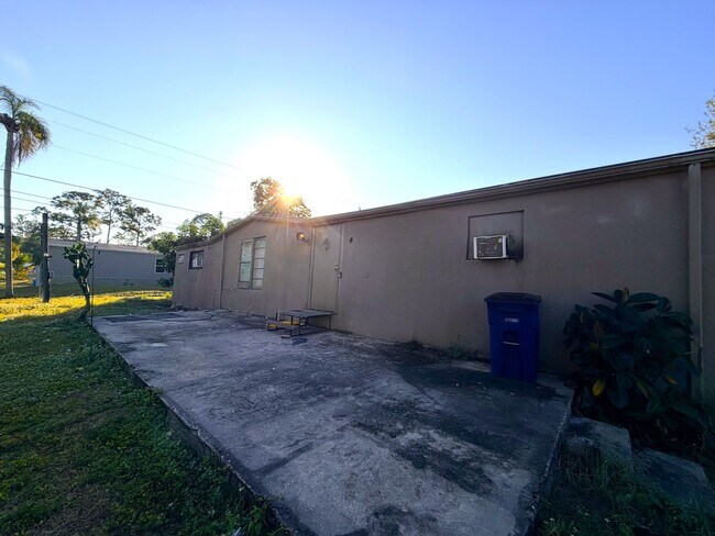 Building Photo - 8115 Tolles Dr