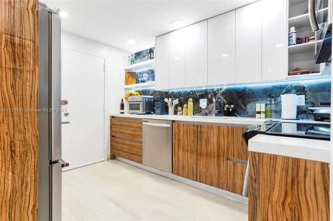 Building Photo - 2821 Sunny Isles Blvd