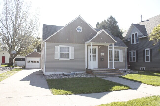 Building Photo - 622 Campanile Ave
