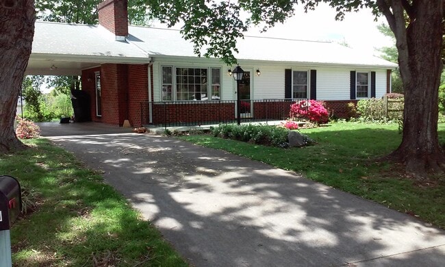 Building Photo - 5680 Meadowcrest St