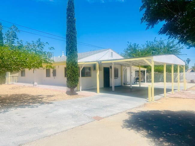 Foto del edificio - Charming 3-Bedroom Home with Wood Ceilings...