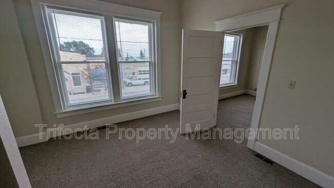 Building Photo - 202 1st St