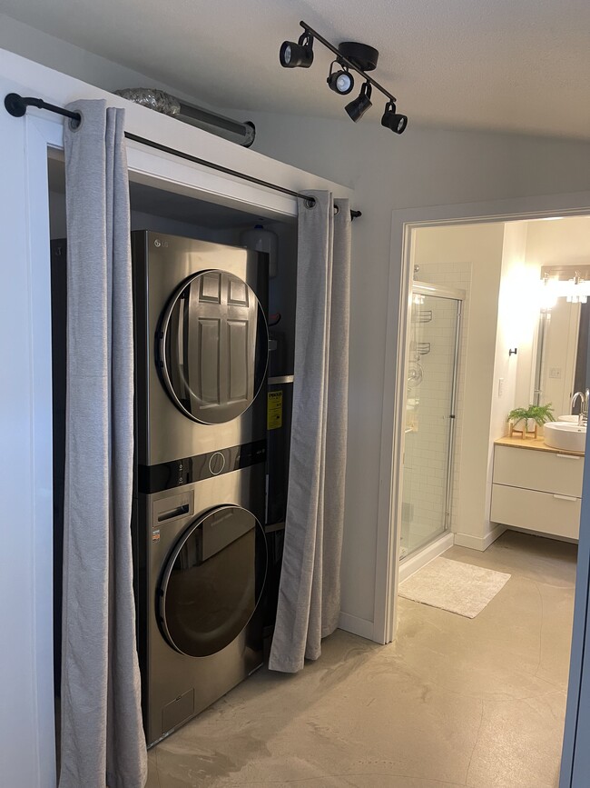 Washer/ Dryer - 911 W Main