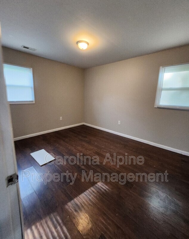 Building Photo - 3621 Somerset Dr