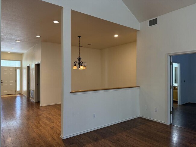 Foto del edificio - 665 Oak Hollow Dr