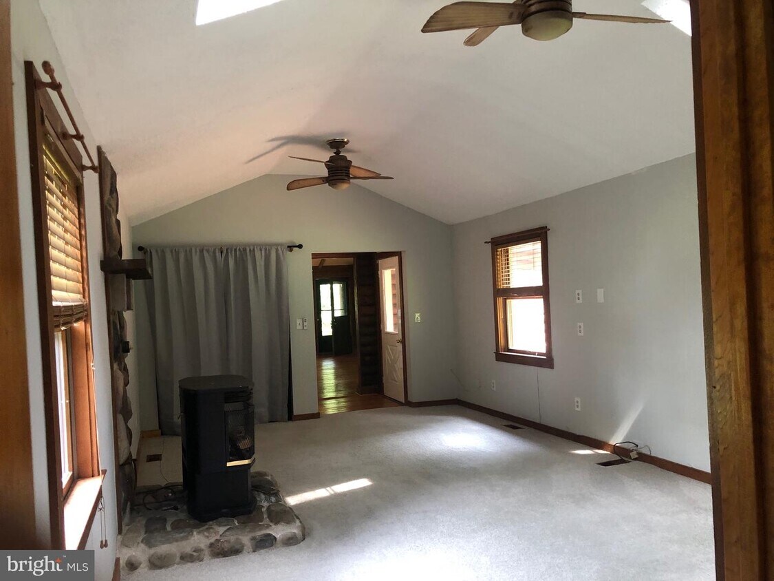 Foto principal - 16495 Pine Springs Ln