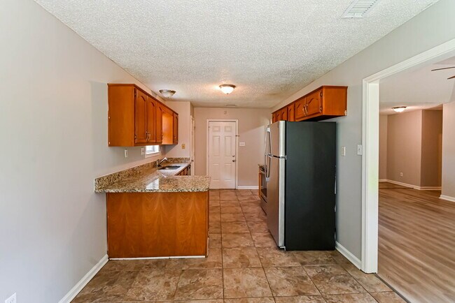 Building Photo - 9889 Leigh Ann Dr