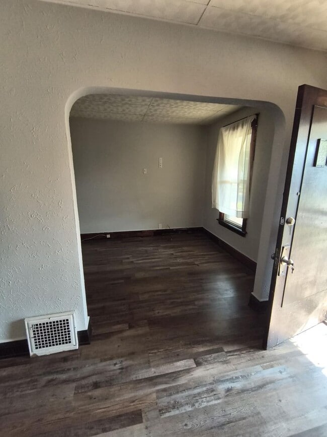 Building Photo - Spacious 3 Bedroom Located Near University...