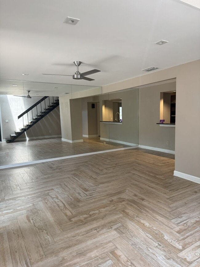 Foto del edificio - Beautifully updated 2 bedroom 2.5 bath townhome in highly desirable Lake Ivanhoe!