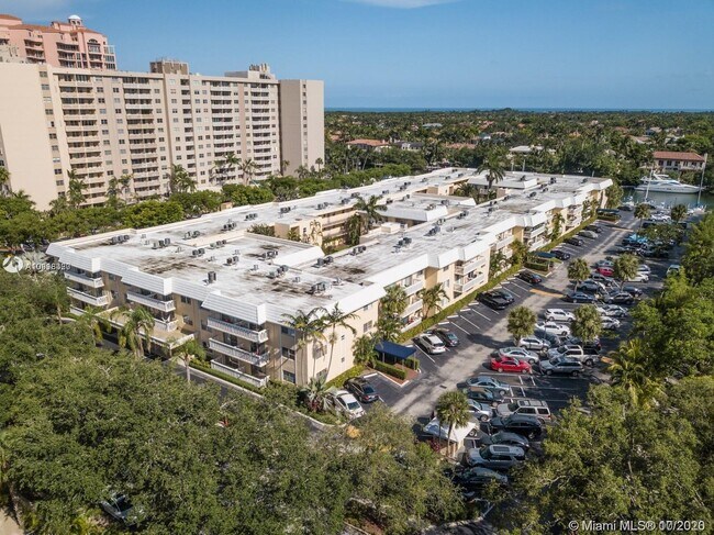 Building Photo - 100 Edgewater Dr