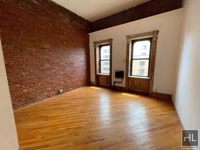 Building Photo - Stunning 4 Bedroom 2 Bathroom in Harlem