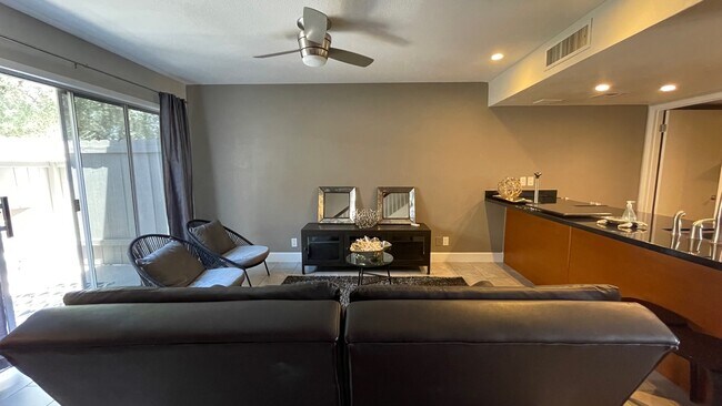 Foto del edificio - 7120 E Wilshire Dr