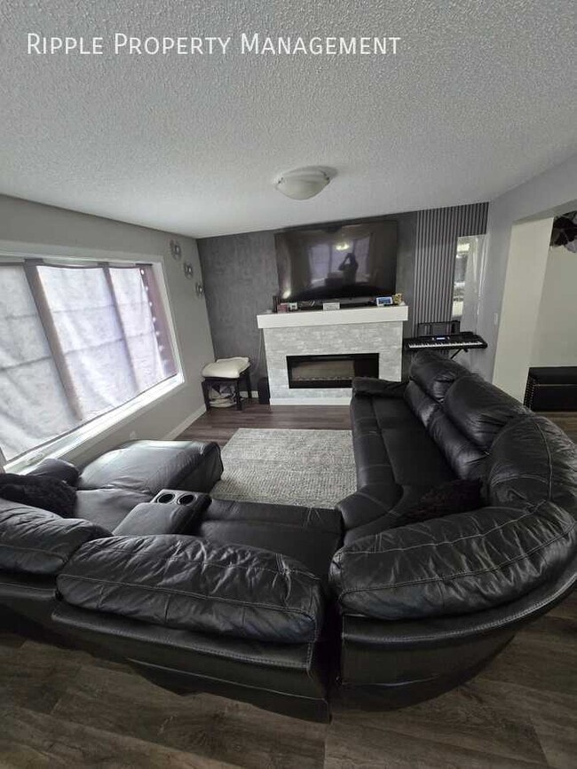 Building Photo - Modern 3 Beds, 2.5 Baths TownHouse | 1 Pet...