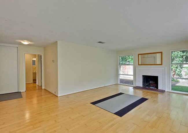 Building Photo - Spacious & Bright Home Close to Parks, Sch...