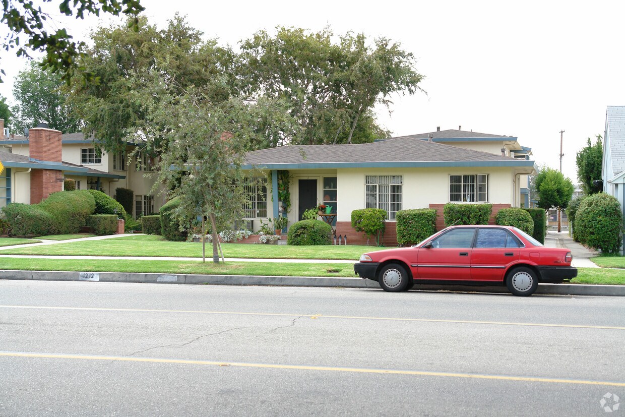Foto del edificio - 1212 E Glenoaks Blvd
