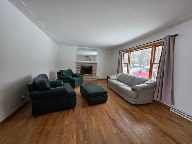 Building Photo - Three Bedroom Home in Battle Creek