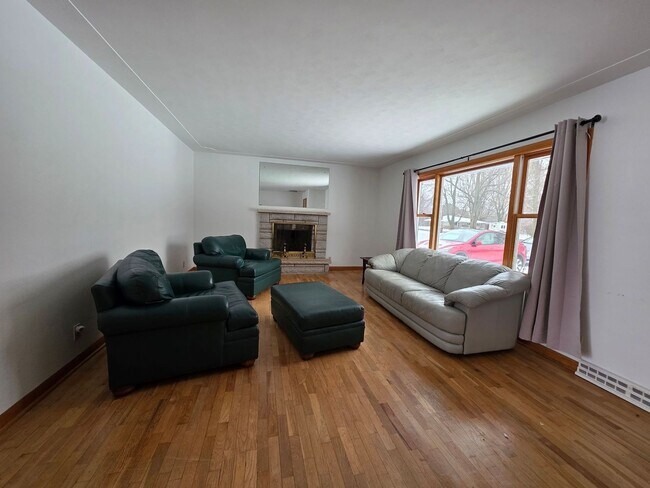 Foto del edificio - Three Bedroom Home in Battle Creek