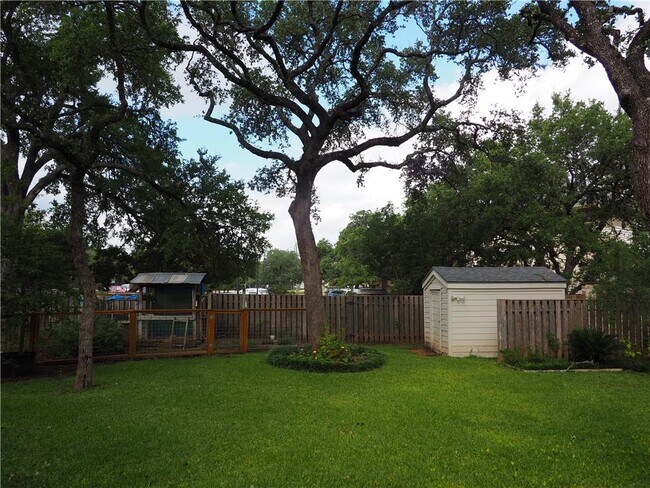 Building Photo - 1304 Silver Hill Dr