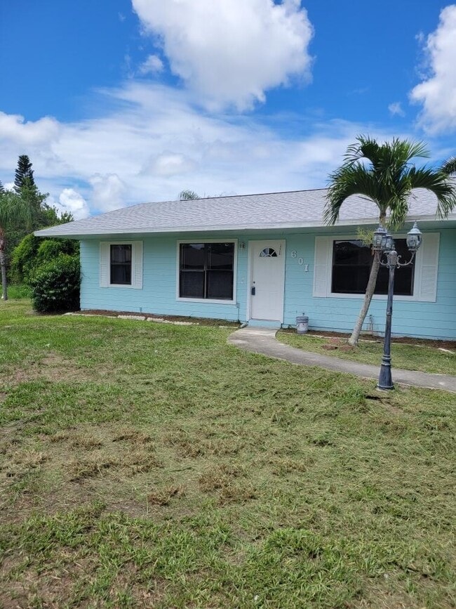 Building Photo - 601 SE Polynesian Ave