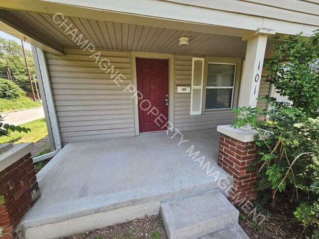 Foto del edificio - Charming 3-Bedroom Home with Covered Front...