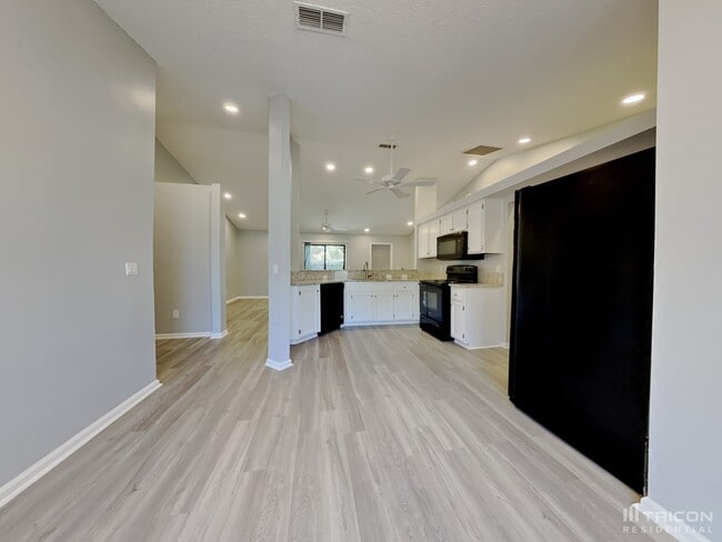 Building Photo - 1707 Ashwood Cir