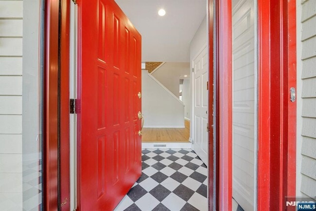 Building Photo - 12 Sandburg Ct