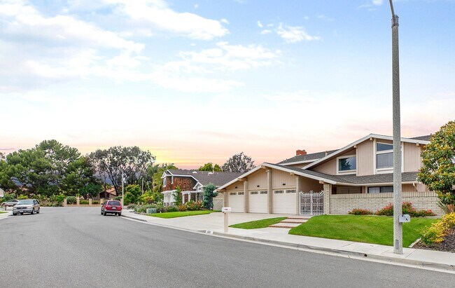 Building Photo - Your Huntington Beach Oasis Awaits: Spacio...