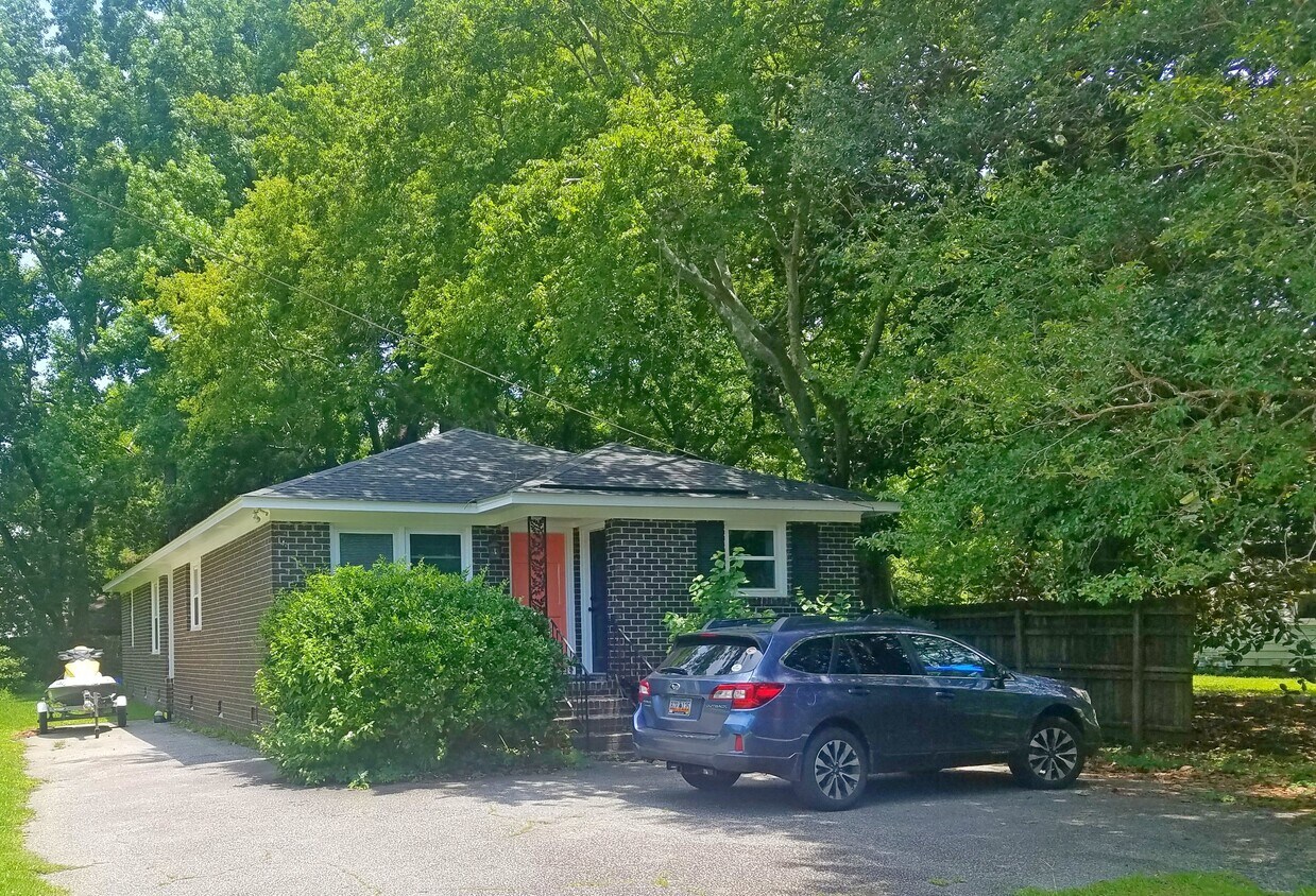 Front - 1728 Pinckney Park Dr