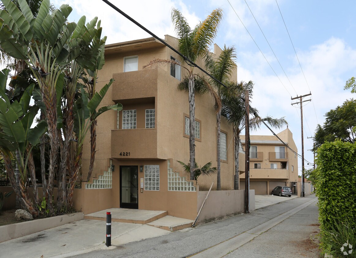 Primary Photo - 4221 Grand View Blvd